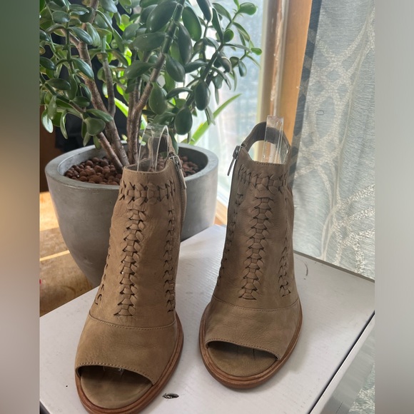 VINCE CAMUTO Katri Leather Woven Ankle Bootie - Size 9.5 - Picture 3 of 11